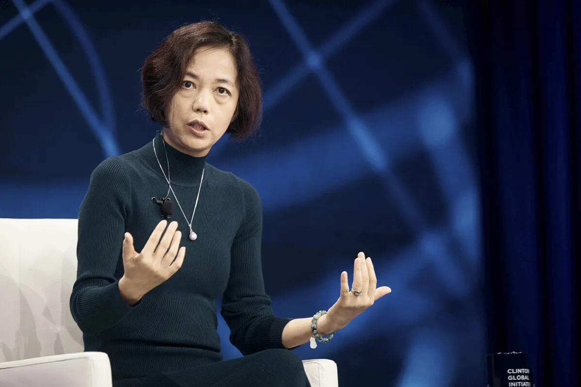 العالمة Fei-Fei Li تتحدث في مؤتمر، مشيرةً إلى أهمية نماذج العالم في تطوير الذكاء الاصطناعي وفهم البيئة المحيطة.