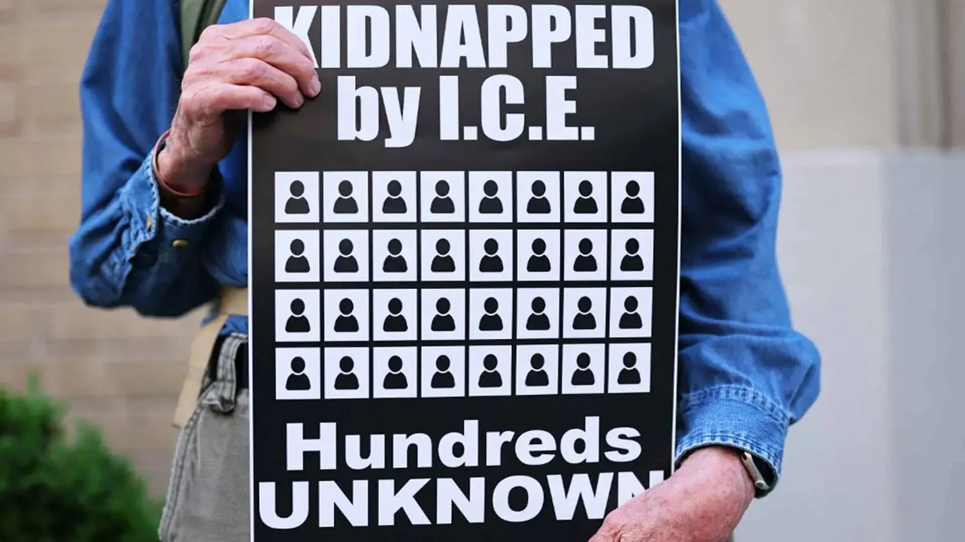 لافتة تحمل عبارة "خُطفوا من قبل I.C.E." مع رسومات لأشخاص، تعبر عن قلق حول مصير المهاجرين المفقودين.