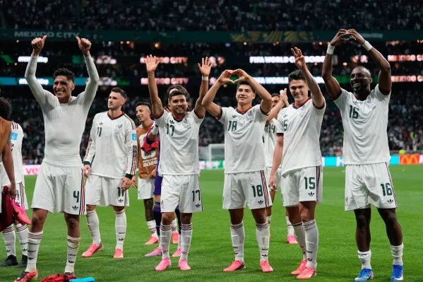 لاعبو منتخب المكسيك يحتفلون في ملعب أزتيكا بمكسيكو سيتي بعد تأهلهم لدور الـ32 في كأس العالم، مستفيدين من ارتفاع الملعب.