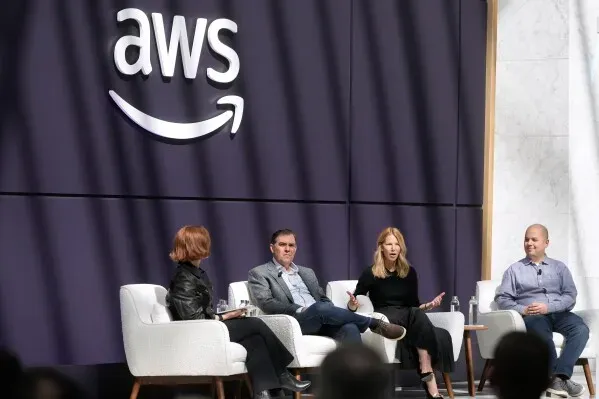 تظهر الصورة مجموعة من المتحدثين في فعالية تتعلق بشراكة Amazon مع OpenAI، مع شعار AWS خلفهم، مما يعكس أهمية التعاون في مجال الذكاء الاصطناعي.