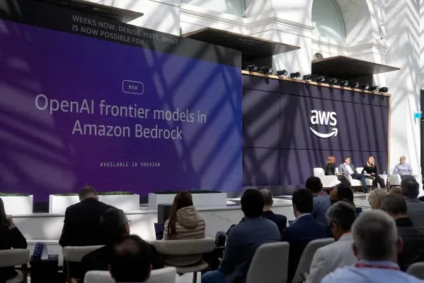 إعلان عن نماذج OpenAI المتقدمة في Amazon Bedrock خلال فعالية AWS، مع جمهور يتابع المتحدثين على المسرح.