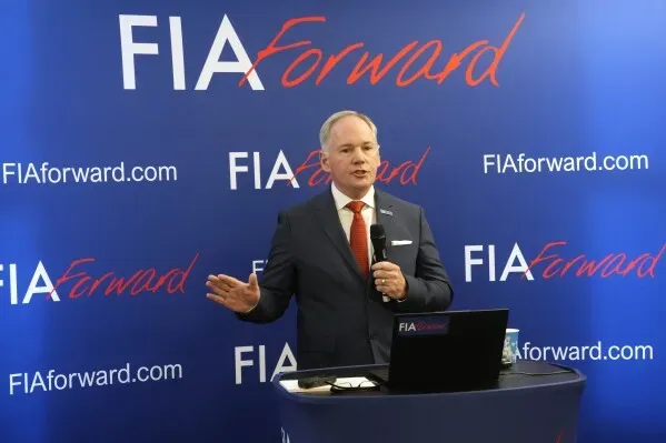 تيم ماير يتحدث في مؤتمر صحفي حول ترشحه لرئاسة الاتحاد الدولي للسيارات، مع التركيز على استعادة الديمقراطية في المنظمة.