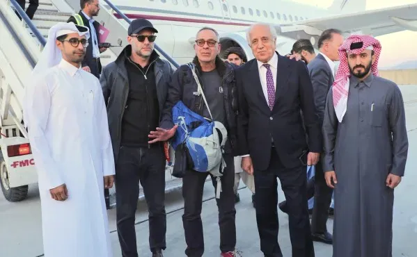 جورج غليزمان، ميكانيكي طيران أمريكي، مع مسؤولين قطريين بعد الإفراج عنه من طالبان، في مطار الدوحة، عائداً إلى الولايات المتحدة.