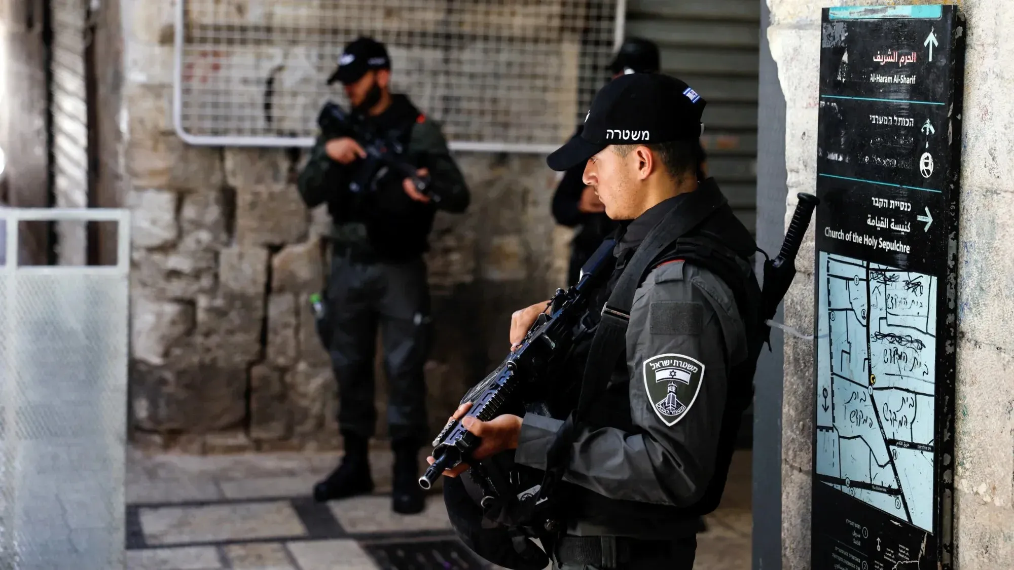 عناصر من القوات الإسرائيلية يقفون مسلحين عند مدخل المسجد الأقصى، في ظل الإغلاق المفروض على الموقع.