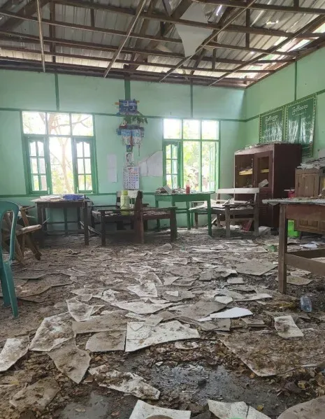 غرفة صفية مدمرة في مدرسة بقرية أوهي هتين توين، بعد غارة جوية أدت لمقتل 20 طالبًا ومعلمًا، مما يعكس الأثر المدمر للصراع في ميانمار.