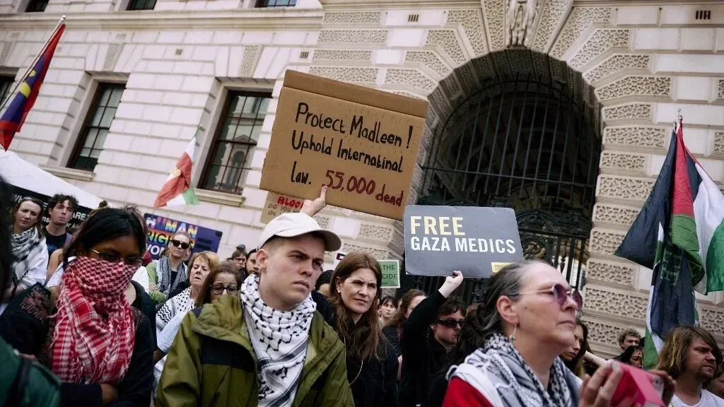 محتجون يحملون لافتات تدعو لحماية المدنيين في غزة، مع التركيز على انتهاكات القانون الدولي، في تظاهرة خارج وزارة الخارجية البريطانية.