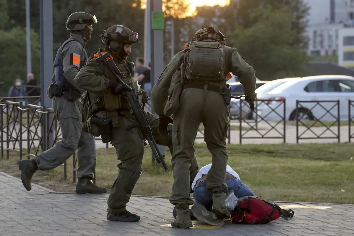 مشهد لضباط أمن في إستونيا يتعاملون مع شخص في الشارع، يظهر توتر الوضع الأمني والسياسي المرتبط بالاحتجاجات وحقوق الإنسان.