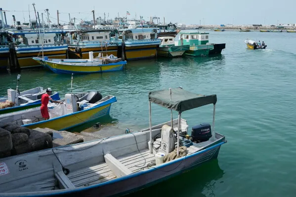 قوارب صيد صغيرة راسية في ميناء بندر عباس تعكس ركود النشاط البحري وتأثير الحصار الأمريكي على الاقتصاد المحلي.