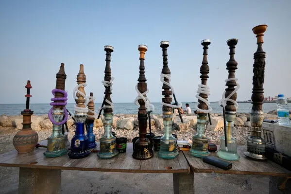 أرجيلة مصطفة على طاولة أمام البحر في بندر عباس تعكس ركود الحياة الاجتماعية والاقتصادية بسبب الحصار الأمريكي على الموانئ الإيرانية.