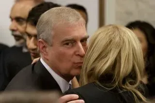 أندرو ماونتباتن-ويندسور، الأمير البريطاني السابق، يتحدث مع امرأة في تجمع عام، وسط توتر حول اعتقاله بسبب سوء السلوك في المناصب العامة.