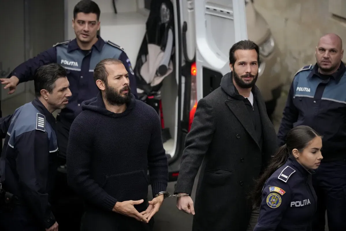 الأخوان أندرو وتريستان تيت يغادران رومانيا محاطين برجال الشرطة، بعد رفع حظر السفر عنهما وسط اتهامات بالاتجار بالبشر.