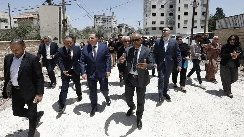 قادة دبلوماسيون يسيرون في شوارع جنين، وسط توتر بعد إطلاق نيران تحذيرية من الجيش الإسرائيلي خلال زيارتهم.
