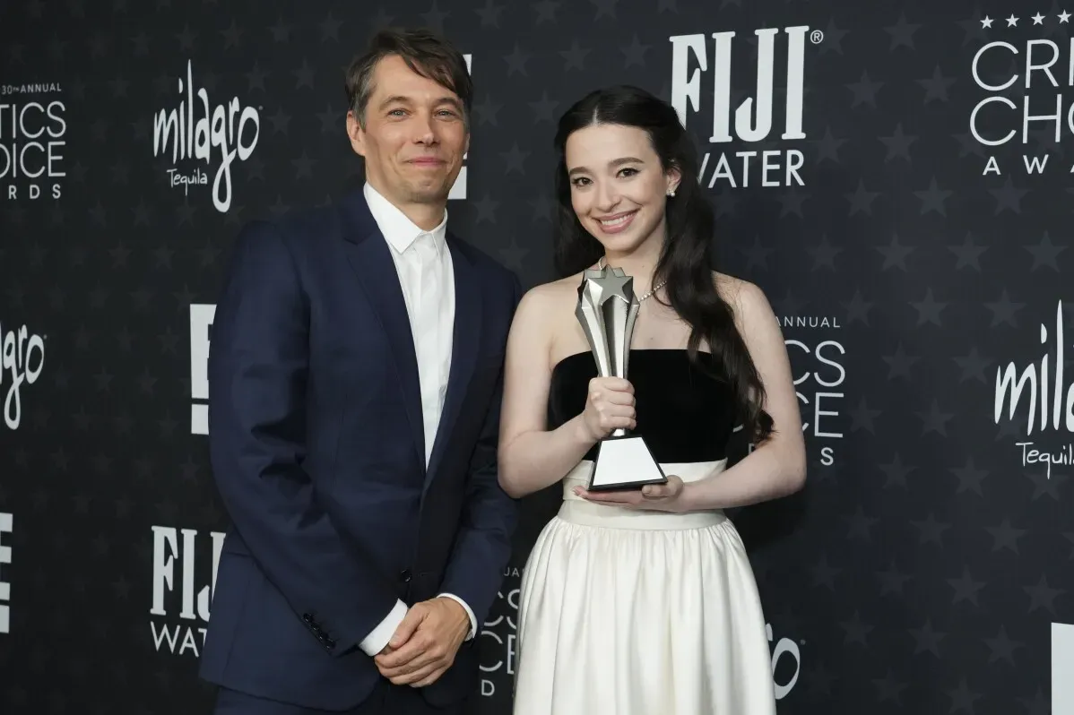 مخرج فيلم "أنورا" شون بيكر والممثلة ميكي ماديسون يتوسطان حفل توزيع جوائز اختيار النقاد، حيث حصل الفيلم على جائزة أفضل فيلم.