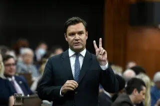 النائب مات جينيرو يتحدث في البرلمان الكندي، معبرًا عن انشقاقه عن حزب المحافظين وانضمامه إلى الليبراليين، مما يعزز فرصهم في الحصول على أغلبية.