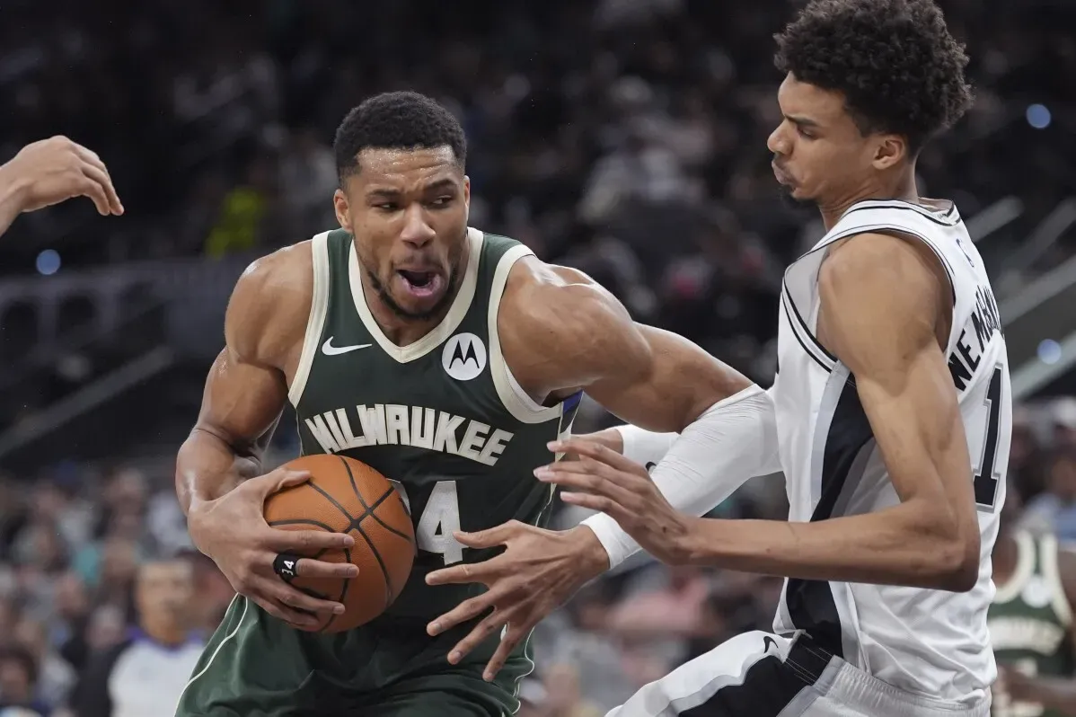 جيانيس أنتيتوكونمبو يتجاوز الدفاع أثناء مباراة مع ميلووكي باكس، مع التركيز على الأداء بعد عودته من الإصابة.