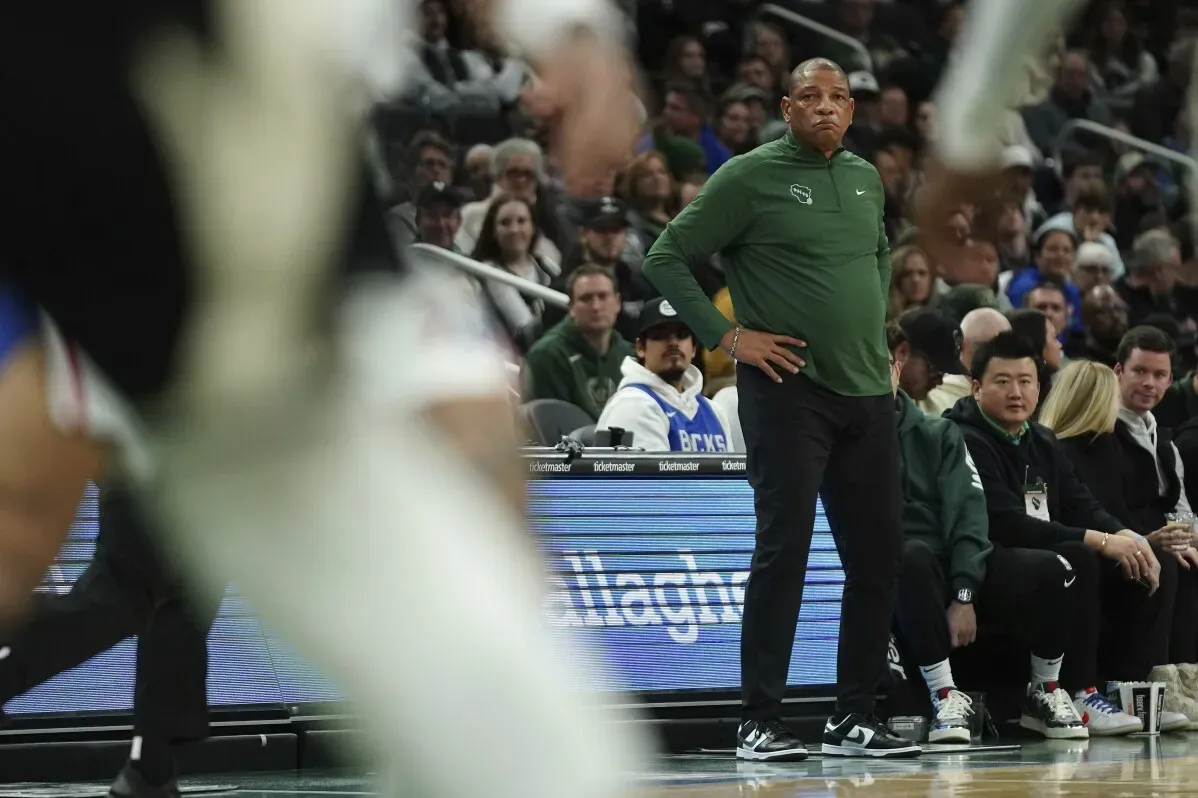 مدرب فريق فيلادلفيا 76ers، دوك ريفرز، يتابع مجريات المباراة من جانب الملعب أثناء مواجهة ميلووكي باكس.