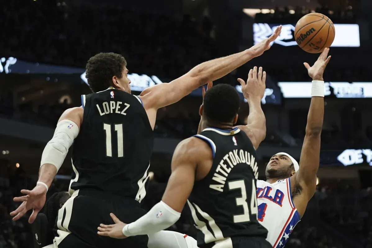جيانيس أنتيتوكونمبو يسجل نقطة التعادل بينما يحاول لاعب من 76ers التسديد، مع وجود بروك لوبيز في الخلف. تعزيز أداء باكس في المباراة.