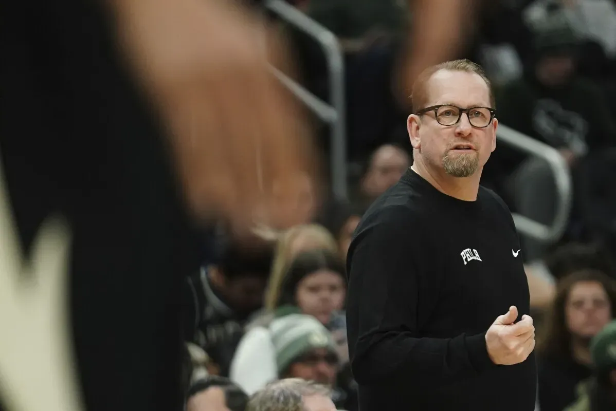مدرب فريق فيلادلفيا 76ers يتفاعل مع الجماهير خلال مباراة فريقه ضد ميلووكي باكس، حيث يظهر الحماس والتركيز في الأجواء التنافسية.