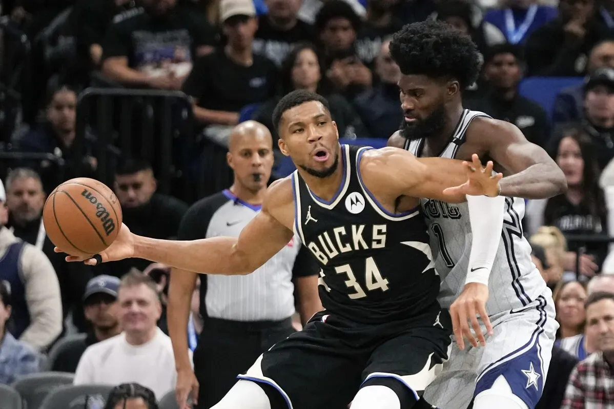 جيانيس أنتيتوكونمبو يتجاوز مدافع أورلاندو، مع التركيز على الكرة في مباراة باكس وماجيك، حيث سجل 41 نقطة.