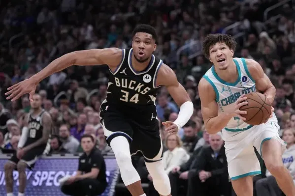 جيانيس أنتيتوكونمبو يلاحق مايلز بريدجز خلال مباراة مثيرة بين ميلووكي باكس وتشارلوت هورنتس في الدوري الأمريكي للمحترفين.