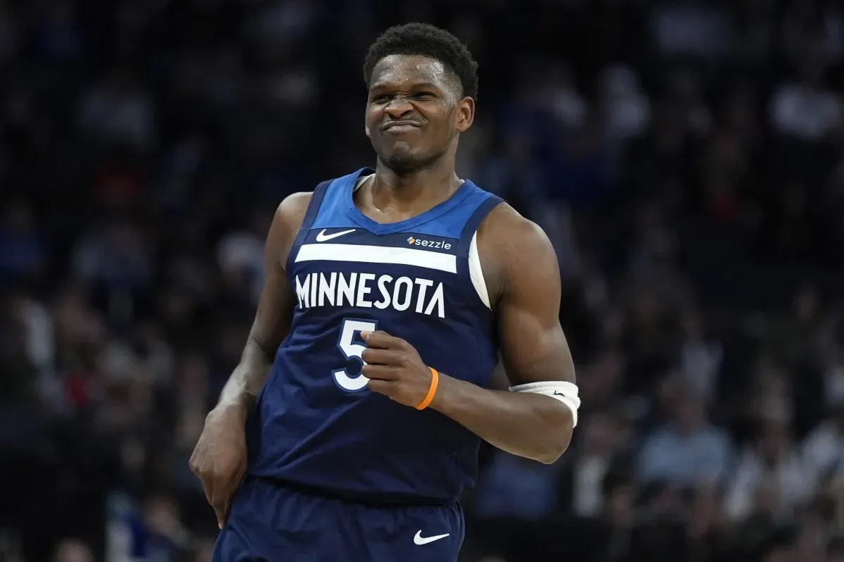 أنتوني إدواردز، لاعب مينيسوتا تمبروولفز، يحتفل بعد تسجيله نقطة في مباراة، معبرًا عن حماسه بعد أدائه المميز.