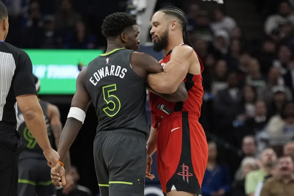 مواجهة مشحونة بين أنتوني إدواردز لاعب تمبروولفز وديلون بروكس لاعب روكتس، مع التركيز على التنافس في مباراة الدوري الأمريكي للمحترفين.