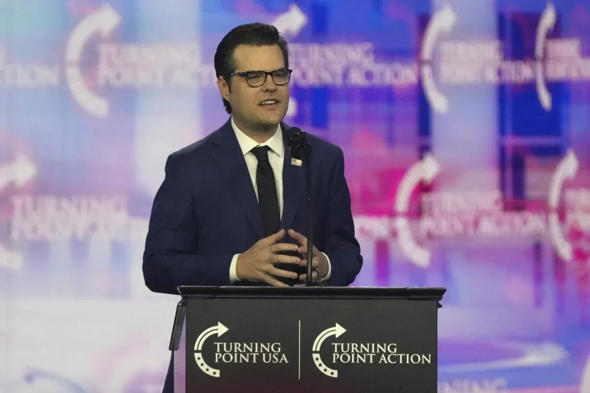 مات غايتس، عضو الكونغرس السابق، يتحدث خلال حدث لمؤسسة "Turning Point USA"، بينما يتوجه الجمهور للاستعداد للانتخابات التمهيدية في فلوريدا.