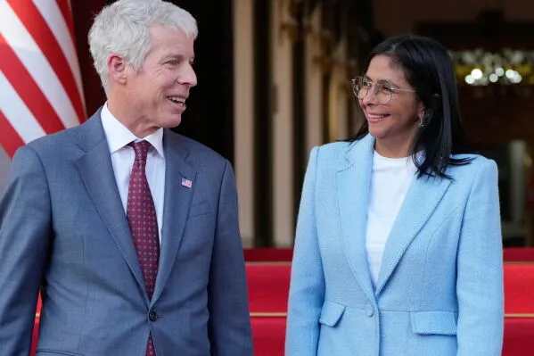 لقاء بين Delcy Rodríguez، الرئيسة الفنزويلية بالإنابة، ومسؤول أمريكي، يعكس تحسن العلاقات بين الولايات المتحدة وفنزويلا.