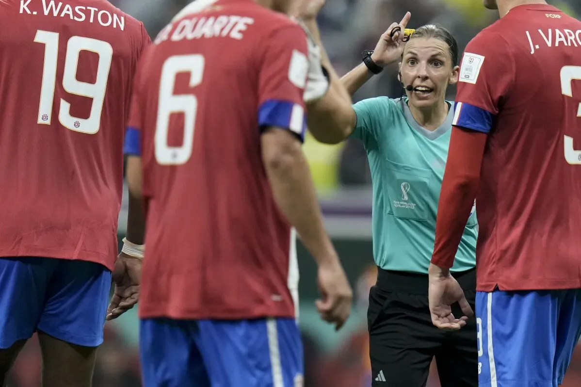 الحكمة الفرنسية ستيفاني فرابارت توجيه اللاعبين خلال مباراة في كأس العالم، تعبر عن أهمية النساء في التحكيم الرياضي.