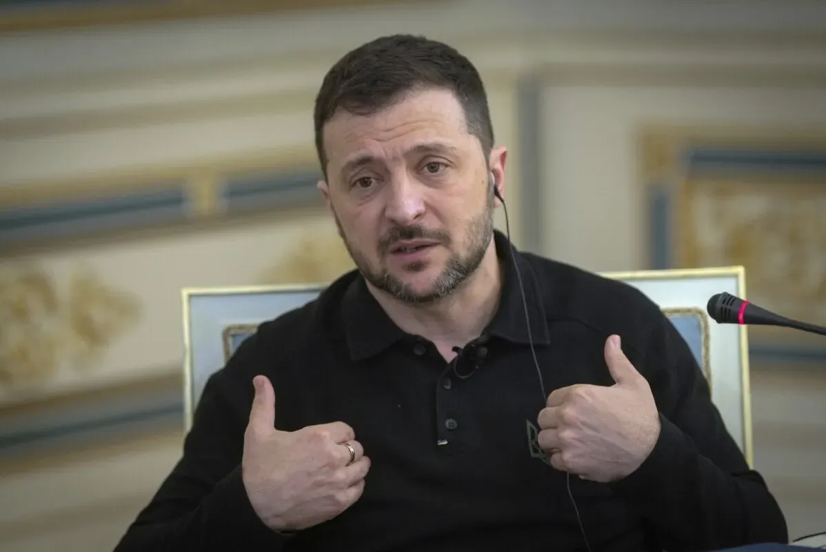 الرئيس الأوكراني فولوديمير زيلينسكي يتحدث خلال مقابلة في كييف، معبراً عن أهمية المناقشات بين الولايات المتحدة وروسيا لإنهاء الحرب.