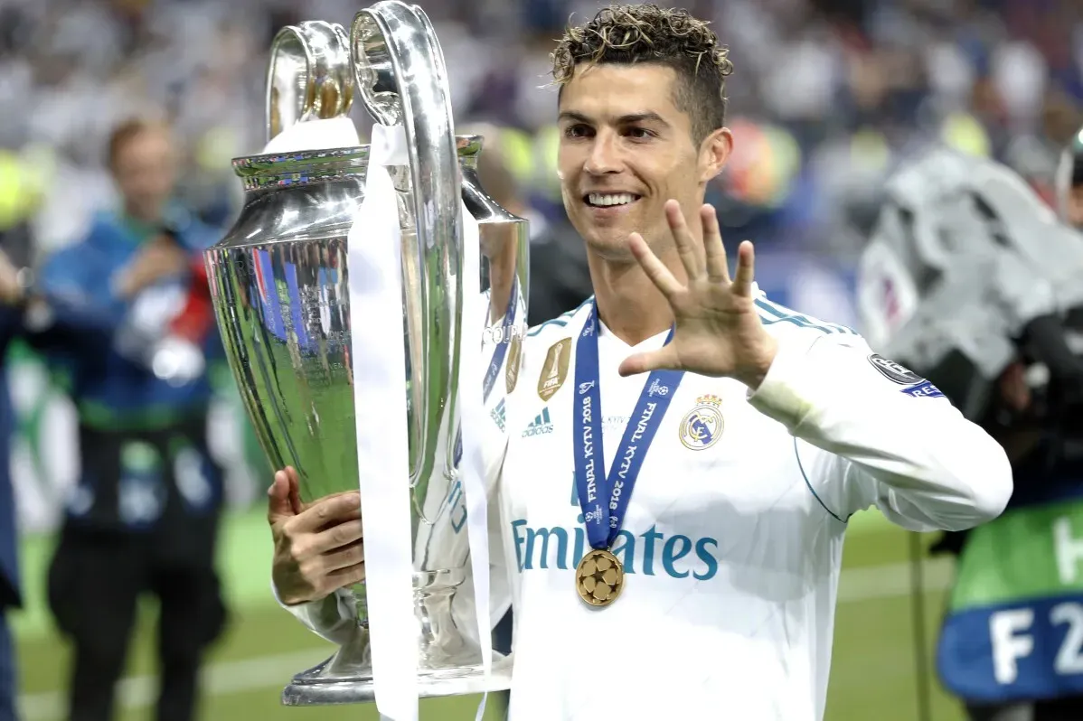 كريستيانو رونالدو يحتفل بفوزه بدوري أبطال أوروبا، ممسكًا بالكأس ويظهر خمس بطولات، مع ميدالية على صدره.