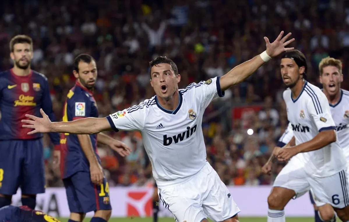 كريستيانو رونالدو يحتفل بتسجيل هدف مع ريال مدريد في مباراة كلاسيكو ضد برشلونة، مع وجود لاعبين آخرين في الخلفية.
