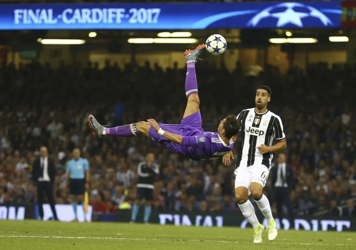 رونالدو يؤدي حركة هوائية مذهلة خلال نهائي دوري أبطال أوروبا 2017، بينما يتابعها لاعب يوفنتوس سامي خضيرة.