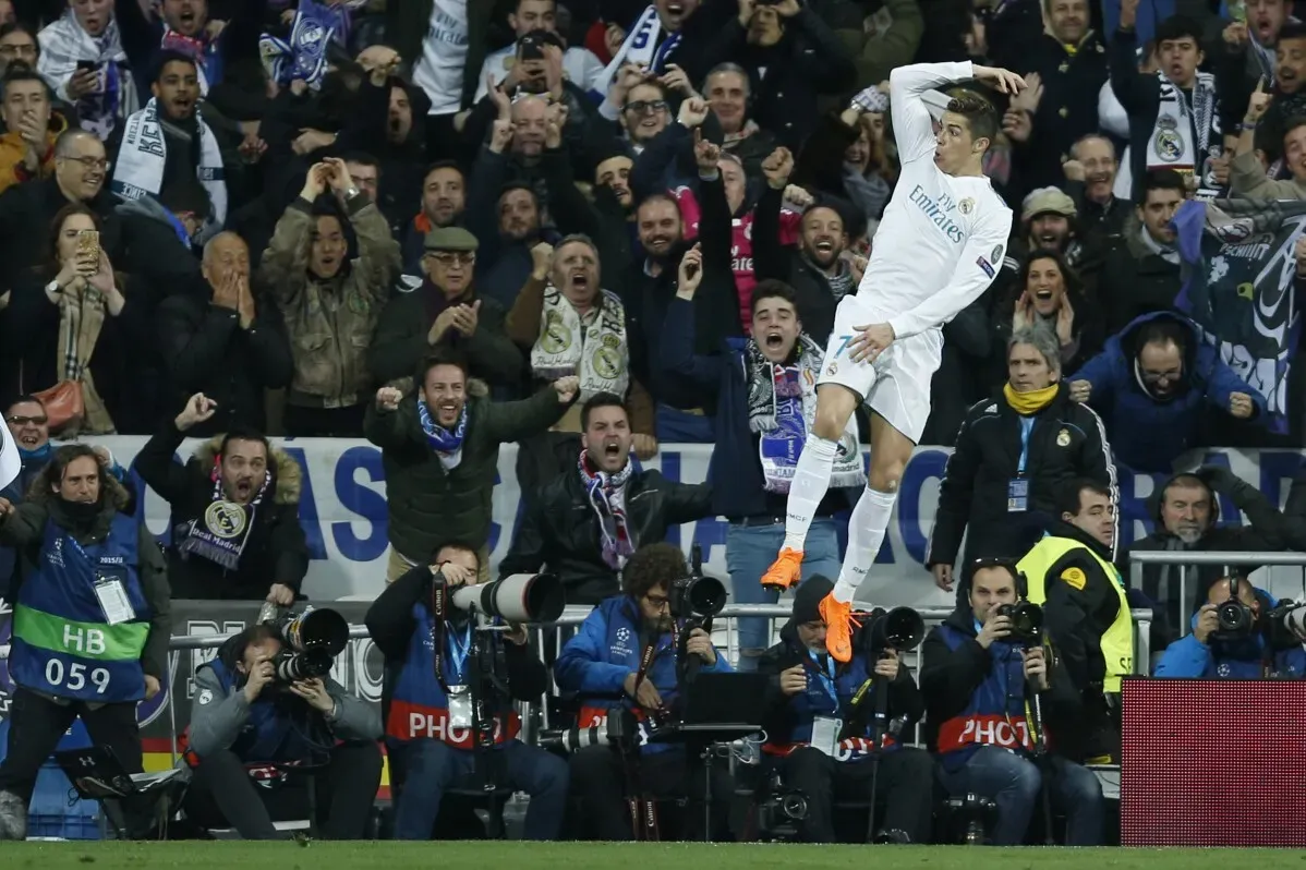 كريستيانو رونالدو يحتفل بتسجيل هدف مع ريال مدريد، وسط جماهير متحمسة، في مباراة دوري أبطال أوروبا.