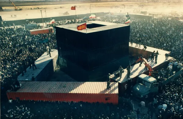 حشود ضخمة من المشيعين في جنازة آية الله روح الله الخميني في طهران عام 1989 وسط أجواء حزن وفوضى غير مسبوقة.