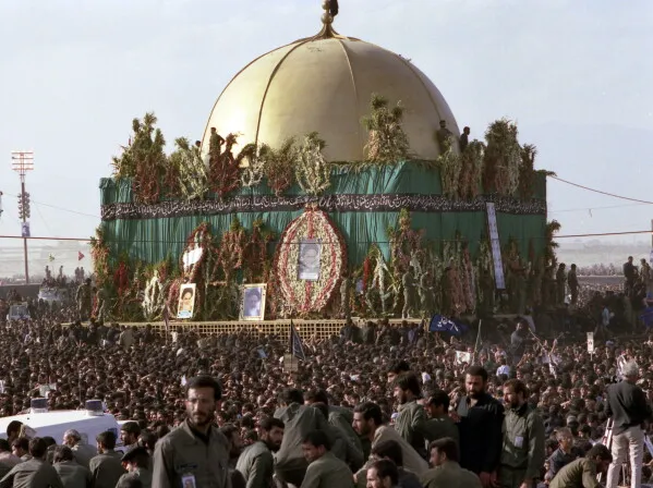 حشود ضخمة من المشيعين في جنازة آية الله روح الله الخميني في طهران عام 1989، وسط مظاهر الحزن والفوضى خلال مراسم التشييع.