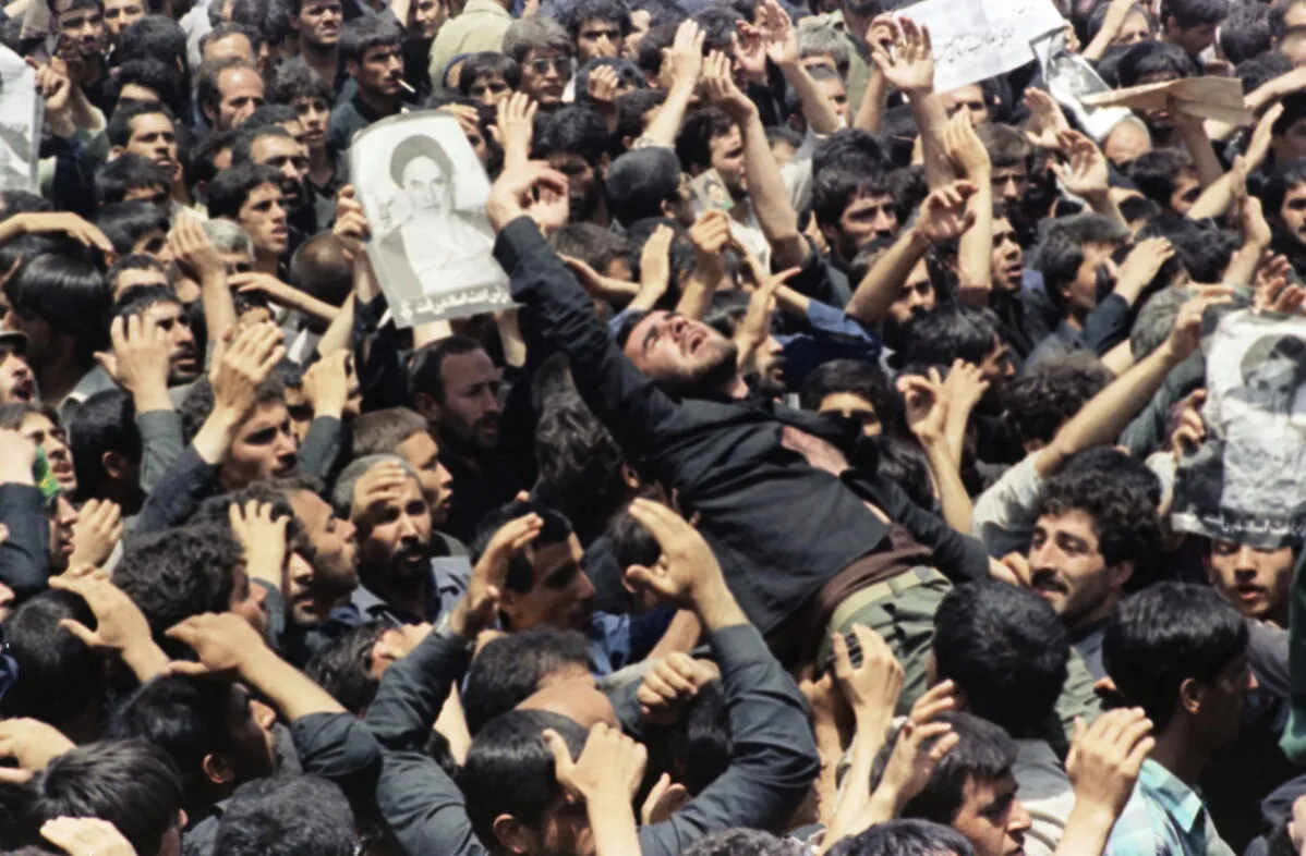 حشود كبيرة من المشيّعين في جنازة آية الله روح الله الخميني في طهران عام 1989 وسط فوضى وحزن شديد.