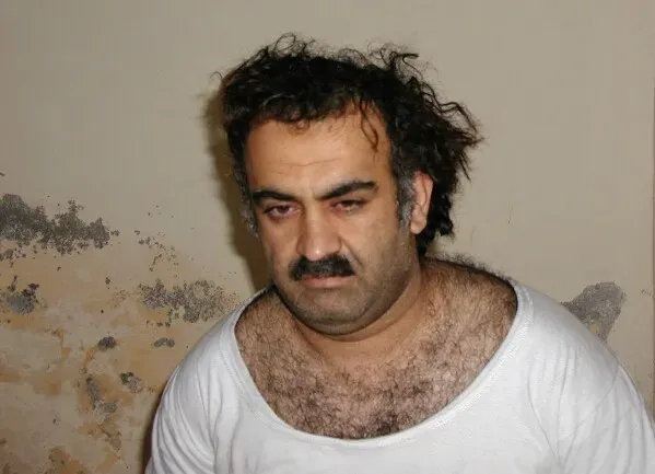 خالد شيخ محمد، المتهم الرئيسي في هجمات 11 سبتمبر، يظهر في صورة غير واضحة المعالم، مما يعكس الوضع القانوني المعقد حول محاكمته.