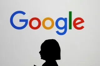 شخصية مظللة تقف أمام شعار شركة Google، مما يعكس التعاون بين Apple وGoogle في تطوير ميزات الذكاء الاصطناعي.