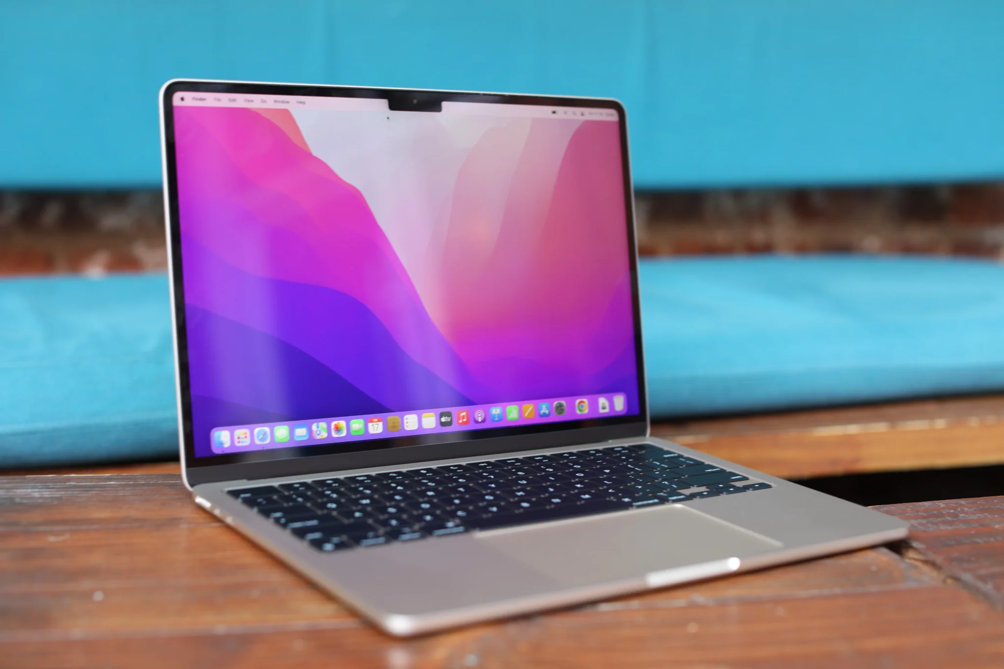 حاسوب MacBook مفتوح على سطح مكتب يعرض نظام macOS، مرتبط بمقال عن ضوابط Apple الجديدة لأذونات الوصول الكامل للقرص وتأثيرها على خصوصية المستخدم وأمان تطبيقات الذكاء الاصطناعي.