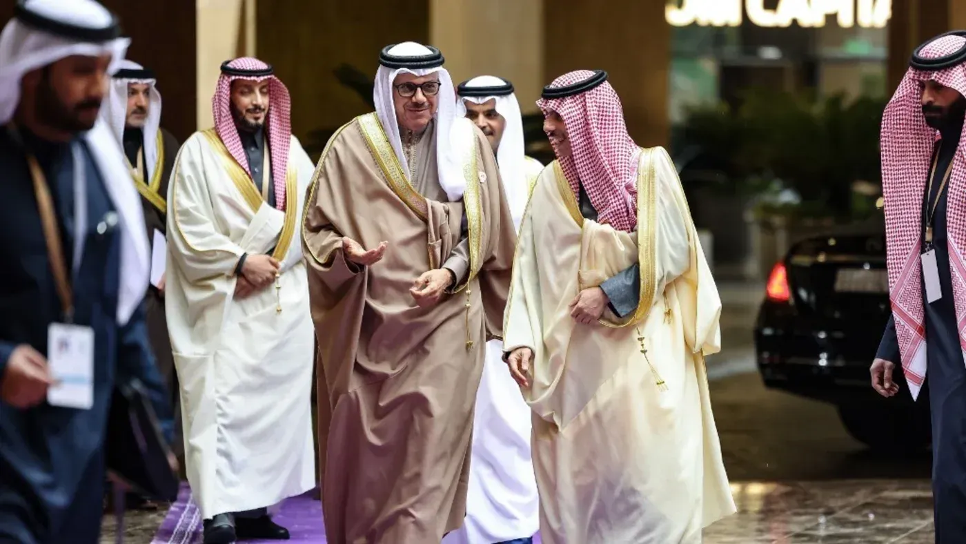 اجتماع القادة العرب في الرياض لمناقشة مستقبل سوريا ورفع العقوبات، وسط أجواء دبلوماسية رسمية.