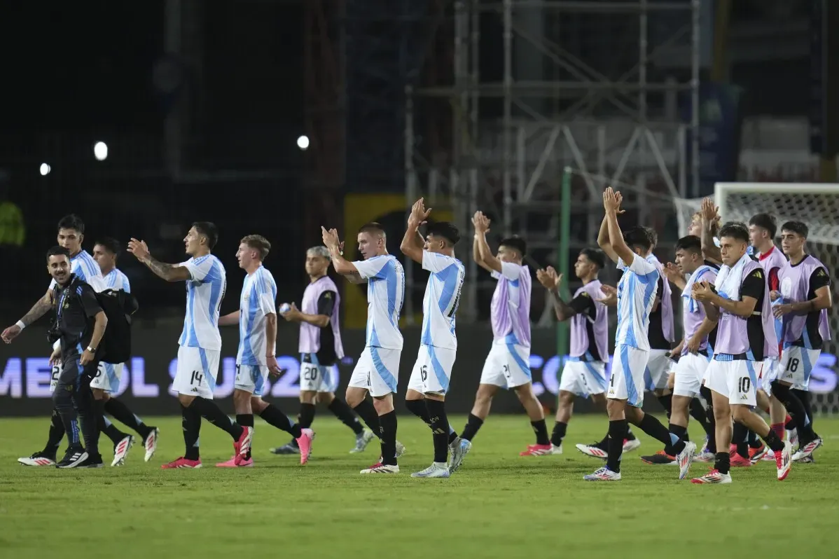 منتخب الأرجنتين يحتفل بعد فوزه 6-0 على البرازيل في بطولة أمريكا الجنوبية تحت 20 عاماً، مع التركيز على أداء اللاعبين بعد المباراة.