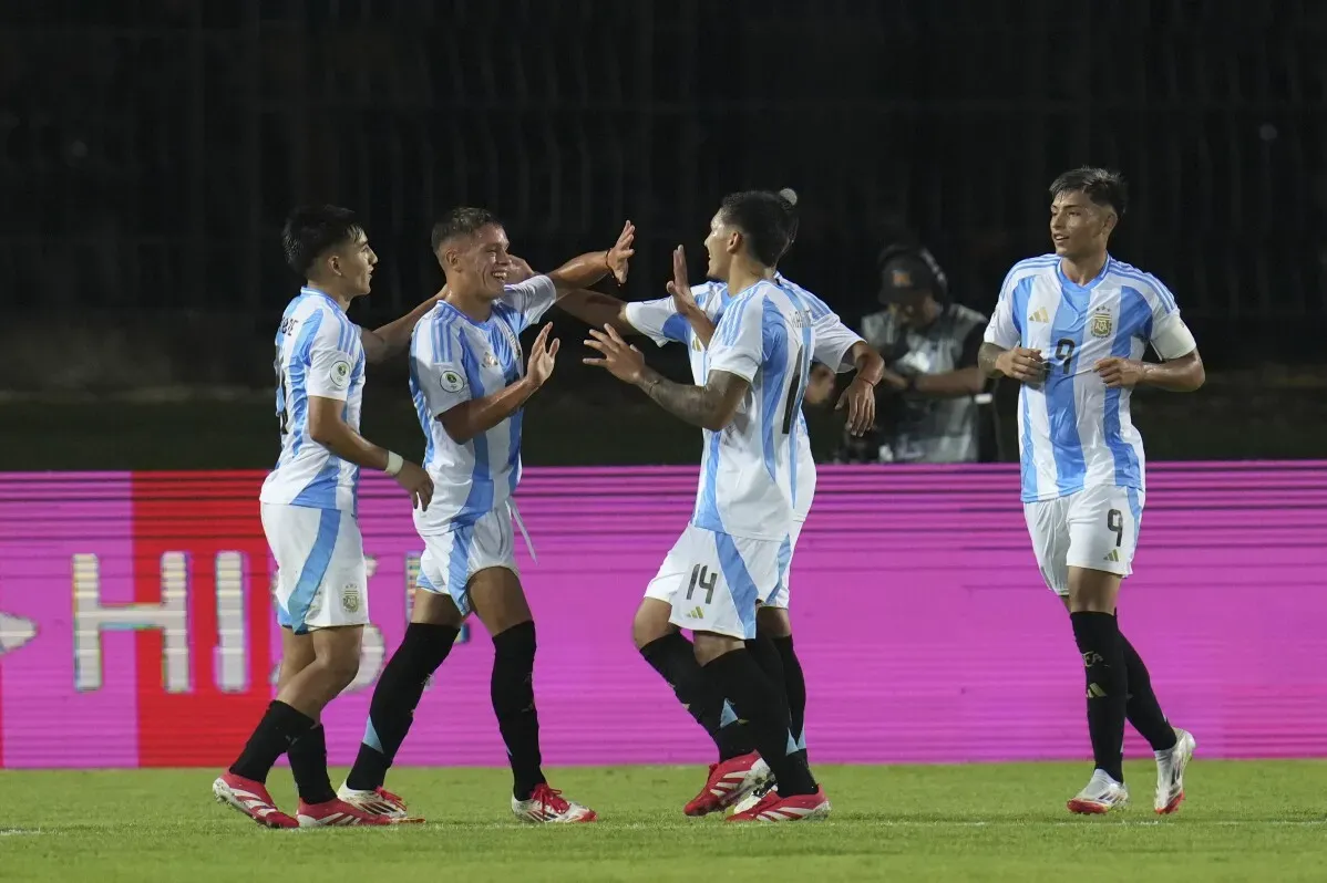 احتفال لاعبي المنتخب الأرجنتيني تحت 20 عاماً بعد تسجيلهم هدفاً ضد البرازيل في مباراة بطولة أمريكا الجنوبية، حيث قاد إيتشيفيري الفريق للفوز 6-0.