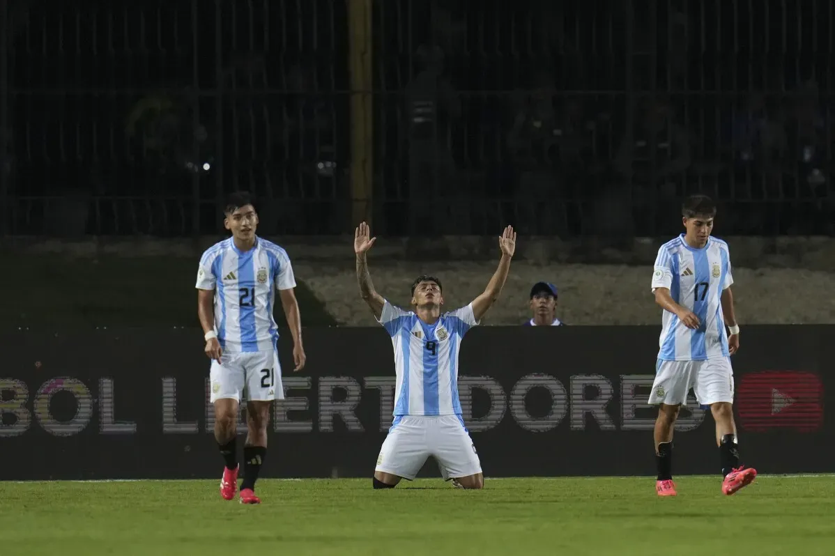 إحتفال اللاعب الأرجنتيني كلاوديو إيتشيفيري بعد تسجيله هدف في مباراة ضد البرازيل في بطولة أمريكا الجنوبية تحت 20 عاماً، حيث انتهت المباراة بفوز الأرجنتين 6-0.
