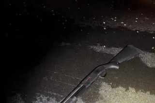 بندقية ملقاة على الأرض، تشير إلى حادثة إطلاق نار في منتجع مار-أ-لاغو، حيث قُتل شاب بعد محاولته اختراق الموقع.