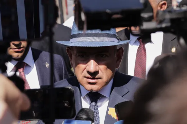 رئيس الوزراء الأرميني نيكول باشينيان يتحدث للصحفيين بعد فوزه في الانتخابات التشريعية، محاطاً بكاميرات الإعلام.
