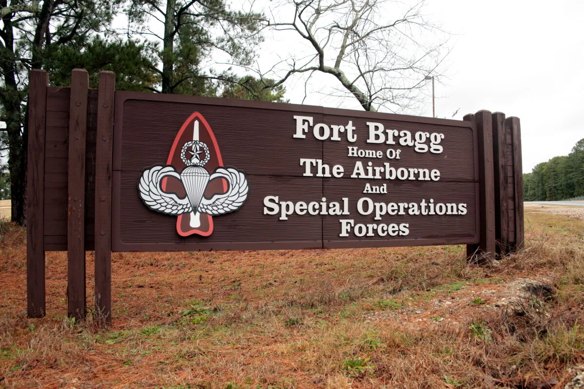 لوحة ترحيبية لقاعدة Fort Bragg العسكرية الأمريكية، إحدى القواعد الخمس المختارة لتركيب مفاعلات نووية مصغرة لتوفير طاقة مستقلة وآمنة.