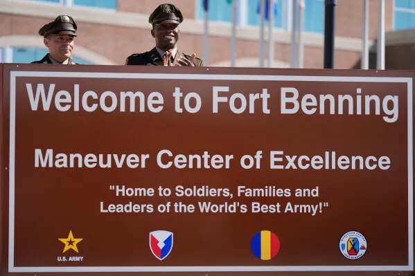 لوحة ترحيب في قاعدة Fort Benning العسكرية الأمريكية، إحدى القواعد المخططة لتركيب مفاعلات نووية مصغرة لتعزيز الطاقة المستقلة.