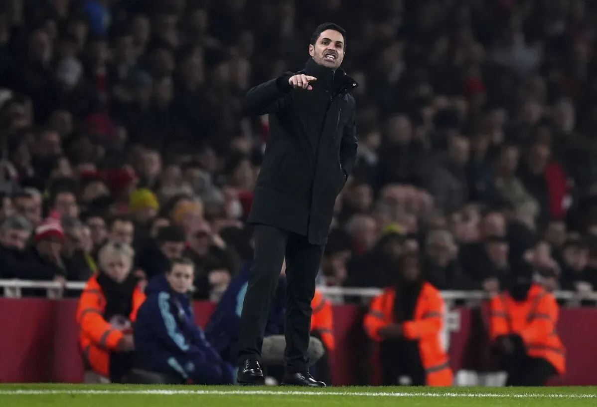 مدرب أرسنال ميكيل أرتيتا يتفاعل بحماس أثناء المباراة، حيث قاد فريقه للفوز 2-1 على توتنهام في ديربي شمال لندن.