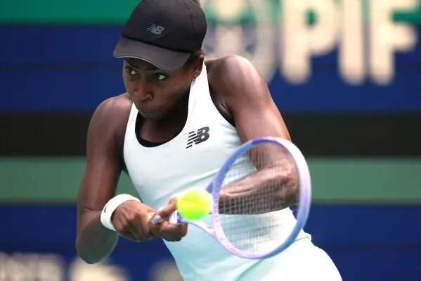 كوكو جوف تضرب الكرة خلال مباراة نهائي بطولة ميامي المفتوحة، حيث واجهت أرينا سابالينكا. تعكس الصورة تركيزها وعزمها في المنافسة.